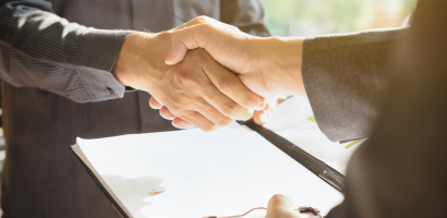 契約が成立して喜ぶイラスト